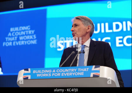 Manchester, Großbritannien. 2. Okt 2017. Philip Hammond, der Schatzkanzler, liefert seine Rede auf der Konferenz, am Morgen des zweiten Tages der Konservativen Partei Konferenz an der Manchester Central Convention Complex. Diese Konferenz folgt den allgemeinen Wahlen vom Juni 2017, in dem die konservative Partei ihre parlamentarische Mehrheit in einer hing das Parlament dadurch verloren. Credit: Kevin Hayes/Alamy leben Nachrichten Stockfoto