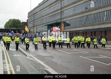 Manchester, Großbritannien. 1. Okt 2017. Eine grosse anti Brexit März von Tausenden von Bleiben Unterstützer, die während dem Parteitag der Konservativen Partei in der Innenstadt Credit: Alex Ramsay/Alamy leben Nachrichten Stockfoto