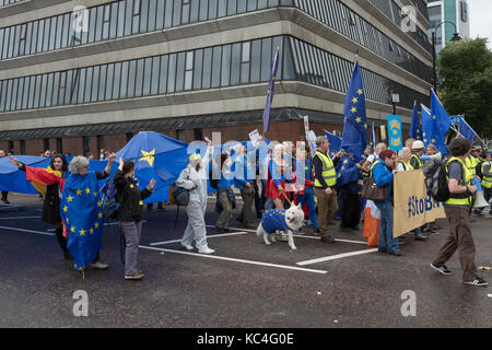 Manchester, Großbritannien. 1. Okt 2017. Eine grosse anti Brexit März von Tausenden von Bleiben Unterstützer, die während dem Parteitag der Konservativen Partei in der Innenstadt. Madeleine Kay gekleidet wie Supergirl im März führt. Credit: Alex Ramsay/Alamy leben Nachrichten Stockfoto