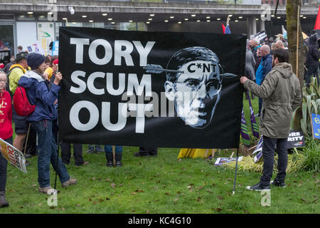 Manchester, Großbritannien. 1. Okt 2017. Eine grosse Demonstration gegen Sparmaßnahmen, die während dem Parteitag der Konservativen Partei in der Innenstadt. Zwei Demonstranten halten ein Banner mit Jakob Rees-Mogg. Credit: Alex Ramsay/Alamy leben Nachrichten Stockfoto