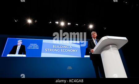 Manchester, Großbritannien. 2. Okt 2017. Der britische Schatzkanzler Philip Hammond Adressen seiner Grundsatzrede an der Konservativen Partei Jährliche Konferenz 2017 in Manchester, Großbritannien, Großbritannien am Okt. 2, 2017. Credit: Han Yan/Xinhua/Alamy leben Nachrichten Stockfoto