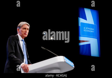 Manchester, Großbritannien. 2. Okt 2017. Der britische Schatzkanzler Philip Hammond Adressen seiner Grundsatzrede an der Konservativen Partei Jährliche Konferenz 2017 in Manchester, Großbritannien, Großbritannien am Okt. 2, 2017. Credit: Han Yan/Xinhua/Alamy leben Nachrichten Stockfoto