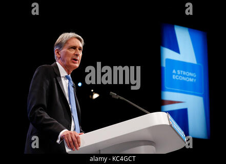 Manchester, Großbritannien. 2. Okt 2017. Der britische Schatzkanzler Philip Hammond Adressen seiner Grundsatzrede an der Konservativen Partei Jährliche Konferenz 2017 in Manchester, Großbritannien, Großbritannien am Okt. 2, 2017. Credit: Han Yan/Xinhua/Alamy leben Nachrichten Stockfoto