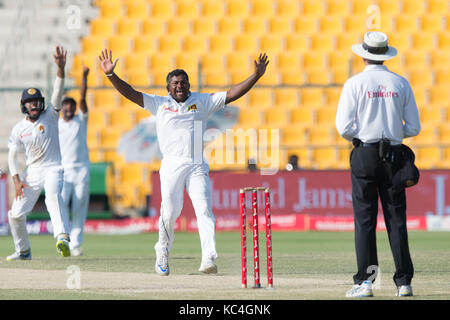Abu Dhabi, VAE. 2. Okt 2017. Sri Lankan bowler Rangana Herath Appell für Lbw während des ersten Tests zwischen Pakistan und Sri Lanka an der Sheikh Zayed Stadion am 2. Oktober 2017 in Abu Dhabi, Vereinigte Arabische Emirate Quelle: isuru Peiris/Alamy leben Nachrichten Stockfoto