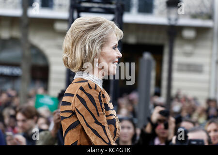 Paris, Frankreich. Oktober 2017. Schauspielerin Jane Fonda geht während der L'Oréal Paris Show im Rahmen der Paris Fashion Week für Damen Frühjahr / Sommer 2017 am 01.Oktober 2018 auf der Champs-Elysées in Paris, Frankreich, auf dem Laufsteg. Quelle: Bernard Menigault/Alamy Live News Stockfoto