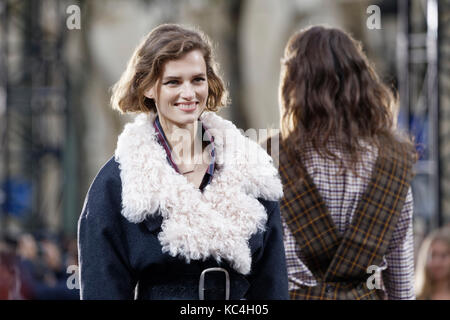 Paris, Frankreich. Oktober 2017. Model Giedre Dukauskaite geht während der L'Oréal Paris Show im Rahmen der Paris Fashion Week für Damen Frühjahr / Sommer 2017 auf der Champs-Elysées in Paris, Frankreich, über die Piste. Quelle: Bernard Menigault/Alamy Live News Stockfoto