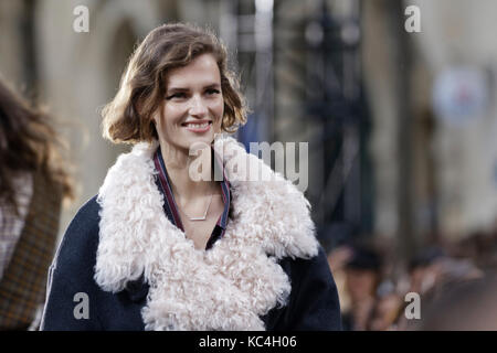 Paris, Frankreich. Oktober 2017. Model Giedre Dukauskaite geht während der L'Oréal Paris Show im Rahmen der Paris Fashion Week für Damen Frühjahr / Sommer 2017 auf der Champs-Elysées in Paris, Frankreich, über die Piste. Quelle: Bernard Menigault/Alamy Live News Stockfoto