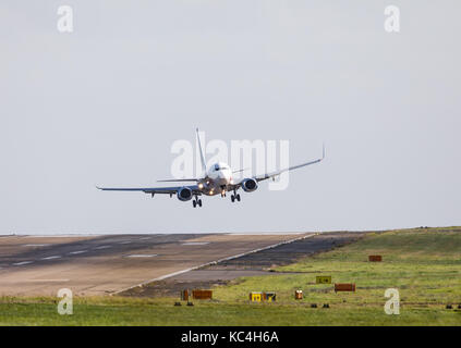 Flugzeuglandung bei starkem Gegenwind. Yeadon, West Yorkshire, Großbritannien. Okt. 2017. Wetter in Großbritannien. IncomingJet2-Flug von Gerona Costa Brava bei starkem Wind bei LBIA. Mit 200 m über dem Meeresspiegel hat der Flughafen die höchste Höhe von jedem beliebigen Flughafen in Großbritannien. Kredit: Ian Wray/Alamy Live News Stockfoto