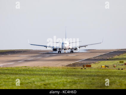 Yeadon, West Yorkshire, UK. 2. Okt 2017. UK Wetter. IncomingJet 2 Flug von Gerona Costa Brava Landung in starken Winden am LBIA. Bei 200 m (656 ft) über dem Meeresspiegel, der Flughafen hat die höchste Höhe von in Großbritannien. Credit: Ian Wray/Alamy leben Nachrichten Stockfoto