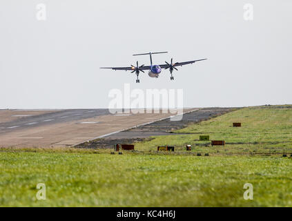 Yeadon, West Yorkshire, UK. 2. Okt 2017. UK Wetter. Eingehende Flybe Flug von Belfast Landung in starken Winden am LBIA. Bei 200 m (656 ft) über dem Meeresspiegel, der Flughafen hat die höchste Höhe von in Großbritannien. Credit: Ian Wray/Alamy leben Nachrichten Stockfoto