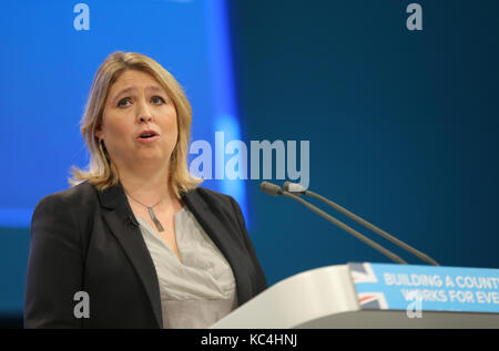 Karen Bradley Mp Staatssekretär für Ital, Kultur, Ich und Sport Parteitag der Konservativen Partei Manchester Central 2017, Manchester, England, 02. Oktober 2017 befasst sich mit der konservativen Partei Konferenz 2017 in Manchester Central, Manchester, England Credit: Allstar Bildarchiv/Alamy leben Nachrichten Stockfoto