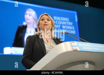 Karen Bradley Mp Staatssekretär für Ital, Kultur, Ich und Sport Parteitag der Konservativen Partei Manchester Central 2017, Manchester, England, 02. Oktober 2017 befasst sich mit der konservativen Partei Konferenz 2017 in Manchester Central, Manchester, England Credit: Allstar Bildarchiv/Alamy leben Nachrichten Stockfoto