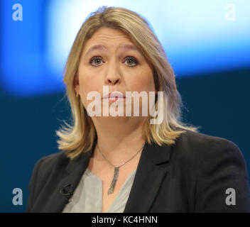 Karen Bradley Mp Staatssekretär für Ital, Kultur, Ich und Sport Parteitag der Konservativen Partei Manchester Central 2017, Manchester, England, 02. Oktober 2017 befasst sich mit der konservativen Partei Konferenz 2017 in Manchester Central, Manchester, England Credit: Allstar Bildarchiv/Alamy leben Nachrichten Stockfoto