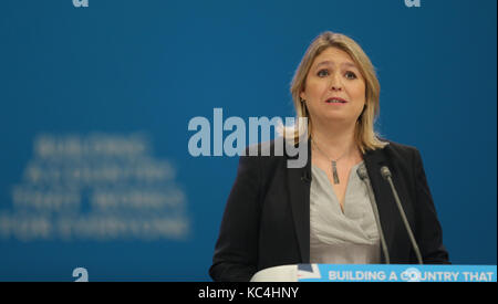 Karen Bradley Mp Staatssekretär für Ital, Kultur, Ich und Sport Parteitag der Konservativen Partei Manchester Central 2017, Manchester, England, 02. Oktober 2017 befasst sich mit der konservativen Partei Konferenz 2017 in Manchester Central, Manchester, England Credit: Allstar Bildarchiv/Alamy leben Nachrichten Stockfoto