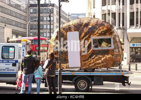 London, Großbritannien. 2. Okt 2017. Eine riesige Schnecke, Transport durch Central London. Credit: Claire Doherty/Alamy leben Nachrichten Stockfoto