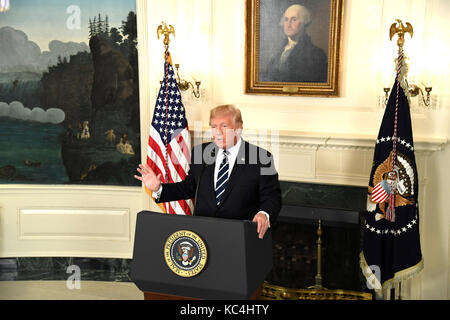 Washington, USA. 02 Okt, 2017. Präsidenten der Vereinigten Staaten Donald J. Trumpf macht Bemerkungen auf der Messe in Las Vegas, Nevada, aus dem diplomatischen Zimmer im Weißen Haus, Washington, DC, 2. Oktober 2017. Mehr als 50 Menschen an einer Musik Festival wurden getötet und Hunderte von einem bewaffneten Banditen verwundet. Credit: Mike Theiler/CNP - KEINE LEITUNG SERVICE-Credit: Mike Theiler/Konsolidierte/dpa/Alamy leben Nachrichten Stockfoto