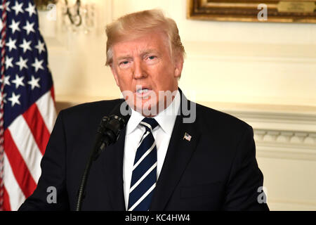 Washington, USA. 02 Okt, 2017. Präsidenten der Vereinigten Staaten Donald J. Trumpf macht Bemerkungen auf der Messe in Las Vegas, Nevada, aus dem diplomatischen Zimmer im Weißen Haus, Washington, DC, 2. Oktober 2017. Mehr als 50 Menschen an einer Musik Festival wurden getötet und Hunderte von einem bewaffneten Banditen verwundet. Credit: Mike Theiler/CNP - KEINE LEITUNG SERVICE-Credit: Mike Theiler/Konsolidierte/dpa/Alamy leben Nachrichten Stockfoto