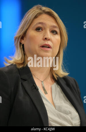 Karen Bradley Mp Staatssekretär für Ital, Kultur, Ich und Sport Parteitag der Konservativen Partei Manchester Central 2017, Manchester, England, 02. Oktober 2017 befasst sich mit der konservativen Partei Konferenz 2017 in Manchester Central, Manchester, England Credit: Allstar Bildarchiv/Alamy leben Nachrichten Stockfoto