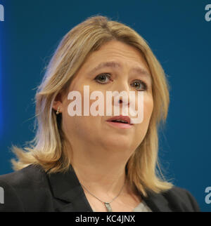 Karen Bradley Mp Staatssekretär für Ital, Kultur, Ich und Sport Parteitag der Konservativen Partei Manchester Central 2017, Manchester, England, 02. Oktober 2017 befasst sich mit der konservativen Partei Konferenz 2017 in Manchester Central, Manchester, England Credit: Allstar Bildarchiv/Alamy leben Nachrichten Stockfoto