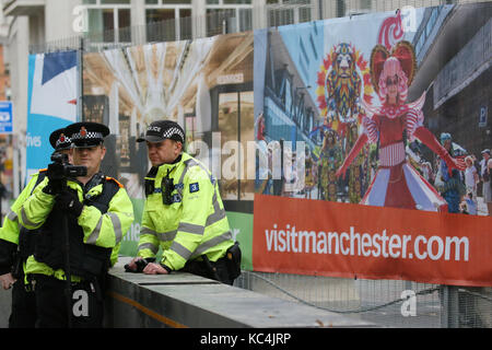 Manchester, Großbritannien. 2. Okt 2017. Polizei Beweise Sammler außerhalb der Tory-partei Konferenz in Manchester, 2. Oktober, 2017 Quelle: Barbara Koch/Alamy leben Nachrichten Stockfoto