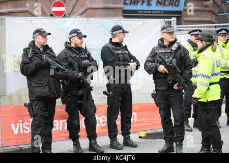 Manchester, Großbritannien. 2. Okt 2017. Bewaffnete Polizei außerhalb der Tories Konferenz in Manchester, 2. Oktober, 2017 Quelle: Barbara Koch/Alamy leben Nachrichten Stockfoto