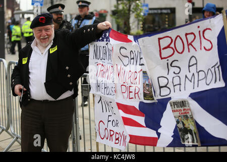 Manchester, Großbritannien. 2. Okt 2017. Eine Demonstrantin außerhalb der Tory-partei Konferenz in Manchester, 2. Oktober, 2017 Quelle: Barbara Koch/Alamy leben Nachrichten Stockfoto