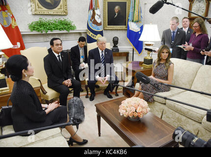 Washington, USA. 2. Okt 2017. Präsidenten der Vereinigten Staaten Donald J. Trumpf und die erste Dame Melania Trump willkommen Premierminister Prayut Chan-o-cha und Frau Chan-o-Cha von Thailand im Oval Office des Weißen Hauses in Washington, DC, 2. Oktober 2017. Credit: MediaPunch Inc/Alamy leben Nachrichten Stockfoto