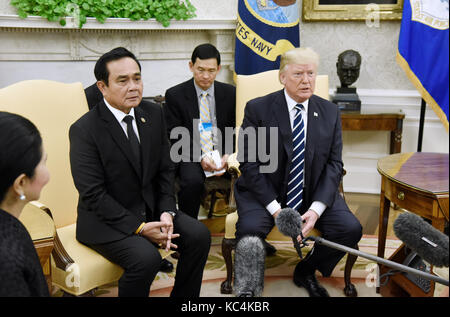 Washington, USA. 2. Okt 2017. Präsidenten der Vereinigten Staaten Donald J. Trumpf trifft sich mit Premierminister Prayut Chan-o-cha im Oval Office des Weißen Hauses in Washington, DC, 2. Oktober 2017. Credit: MediaPunch Inc/Alamy leben Nachrichten Stockfoto