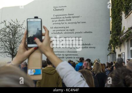 Posen, Großpolen, Polen. 1. Okt 2017. Oktober 1, 2017 - Poznan, Polen - Street Art in der Stadt stellen Werke von vielen Künstlern. Im Bild: Gedicht von Wislawa Szymborska. Credit: Dawid Tatarkiewicz/ZUMA Draht/Alamy leben Nachrichten Stockfoto