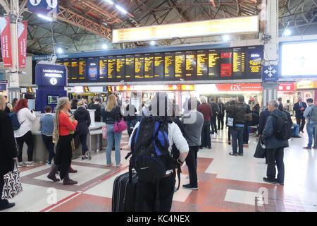 Die Victoria Station, Londons. 2. Okt 2017. Die frühere Sicherheit erschrecken bei Croydon verursacht auf die Probleme mit den Zügen von London Victoria entweder abgebrochen oder verzögert. London, UK Credit: Ed Brown/Alamy leben Nachrichten Stockfoto