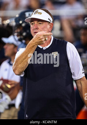 Miami, Florida, USA. 30 Sep, 2017. FIU Panthers Head Coach Butch Davis während der NCAA Football Spiel zwischen der Charlotte 49ers und der FIU Leoparden in Riccardo Silva Stadion in Miami, Florida. Die FIU Leoparden gewannen 30-29. Mario Houben/CSM/Alamy leben Nachrichten Stockfoto