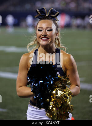 Miami, Florida, USA. 30 Sep, 2017. Eine FIU Panthers Cheerleader führt während der NCAA Football Spiel zwischen der Charlotte 49ers und der FIU Leoparden in Riccardo Silva Stadion in Miami, Florida. Die FIU Leoparden gewannen 30-29. Mario Houben/CSM/Alamy leben Nachrichten Stockfoto