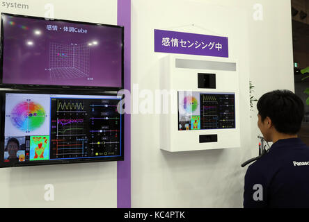 Chiba, Japan. 2. Okt 2017. Der japanische Elektronikriese Panasonic zeigt eine Emotion und physikalischen Sensor mit zwei Kameras, die menschlichen Bedingungen wie Emotion, Schläfrigkeit und thermische Empfindung an einer Presse Vorschau der CEATEC Elektronik Messe in Tokio am Montag, 2. Oktober 2017. Rund 660 Unternehmen und Organisationen aus 23 Ländern ihre neuesten Technologien vom 3. Oktober Ausstellung bis 6. Oktober. Credit: Yoshio Tsunoda/LBA/Alamy leben Nachrichten Stockfoto