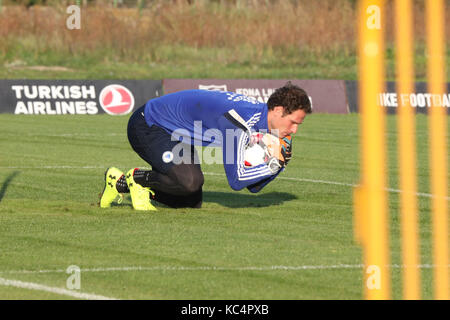 Sarajevo, Bosnien und Herzegowina. 2. Okt 2017. Asmir Begovic, Torwart der Fußball-Nationalmannschaft von Bosnien und Herzegowina (BiH) die Ausbildung in Sarajewo, Bosnien und Herzegowina, am Okt. 2, 2017. Bosnien und Herzegowina zwei Qualifikationsspiele für die WM gegen Belgien in Sarajewo spielen am 7. Oktober und gegen Estland In Tallinn am 10. Credit: Haris Memija/Xinhua/Alamy leben Nachrichten Stockfoto