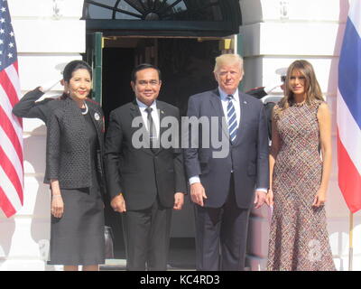 Washington, DC, USA; 02. Oktober 2017: Präsident Trump und First Lady Melania Trump begrüßen Premierminister Prayut Chan-o-cha und Frau Chan-o-Cha aus Thailand im Weißen Haus in Washington, DC, USA. Kredit: Kyle Mazza/Alamy Live News. Stockfoto