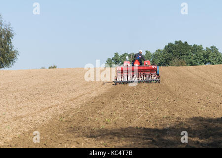 Natura 2000 Głebowic. Herbst Korn Aussaat. Oktober 2, 2017. Herbst Aussaat von Weizen Korn unter Getreideernte im Jahr 2018. Credit: W124 Merc/Alamy leben Nachrichten Stockfoto