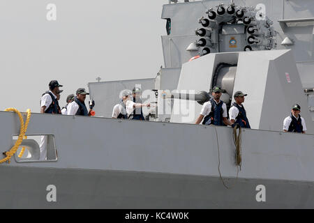 Manila, Philippinen. 03 Okt, 2017. Die Mitglieder der indischen Marine an Bord der INS Kadmatt (P29) vorbereiten zum Dock am Pier 15 in Manila, Philippinen, 3. Oktober 2017. Indische Kriegsschiffe ins Satpura (F48) und ins Kadmatt (P29) werden auf einer 4-tägigen goodwill Besuchen auf den Philippinen zu fördern das gegenseitige Verhältnis zwischen den beiden Nationen stärken und. Credit: RILEY MILANO/Alamy leben Nachrichten Stockfoto