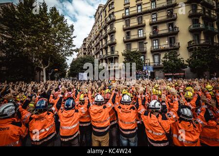 Barcelona, Spanien. 03 Okt, 2017. Katalanische Unabhängigkeit Feuerwehrmänner shout Slogans während eines Generalstreiks in der Verteidigung der Rechte und Freiheiten nach der Gewalt der Polizei während der Secession Referendum am 1. Oktober. Spaniens Regierung bestreitet, dass es eine Volksabstimmung gewesen und nicht das Ergebnis als die Katalanische referendum Gesetz akzeptieren, indem das Spanische Verfassungsgericht Credit ausgesetzt worden waren: Matthias Oesterle/Alamy leben Nachrichten Stockfoto