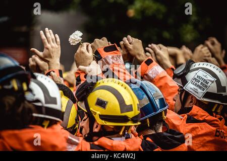 Barcelona, Spanien. 03 Okt, 2017. Katalanische Unabhängigkeit Feuerwehrmänner shout Slogans während eines Generalstreiks in der Verteidigung der Rechte und Freiheiten nach der Gewalt der Polizei während der Secession Referendum am 1. Oktober. Spaniens Regierung bestreitet, dass es eine Volksabstimmung gewesen und nicht das Ergebnis als die Katalanische referendum Gesetz akzeptieren, indem das Spanische Verfassungsgericht Credit ausgesetzt worden waren: Matthias Oesterle/Alamy leben Nachrichten Stockfoto