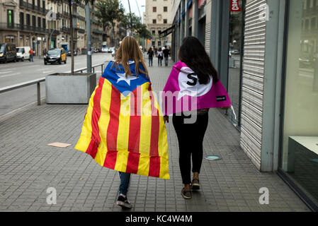 Barcelona, Spanien. 03 Okt, 2017. Eine junge Frau (L) trägt ein 'estelada', ein Pro separatistischen Fahne in Barcelona, Spanien, 03. Oktober 2017. Neben ihr eine Frau trägt eine Fahne mit dem Schriftzug í' (Ja) gesehen werden kann. Nach dem umstrittenen Referendum in Katalonien, der Regionalregierung von Puigdemont bereitet sich auf die Abspaltung von Spanien, nach eigenen Angaben. Am Dienstag, Gewerkschaften und andere Organisationen aufgerufen, einen Streik aus Protest gegen das harte Vorgehen der Polizei in Katalonien. Stockfoto