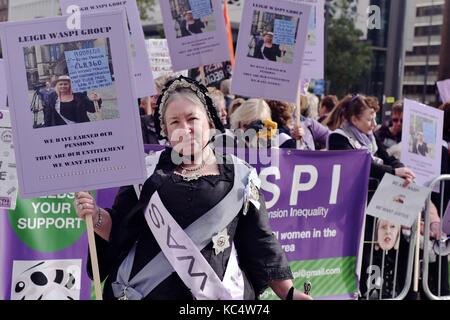 Manchester UK 3. Oktober 2017 eine Gruppe von hauptsächlich Frauen protestieren außerhalb dem Parteitag der Konservativen in Manchester gegen die Verzögerung bei Frauen, die die staatliche Rente in einem späteren Alter stattfindet. Viele, die erwartet hatten, es bei 60 Jahren zu empfangen und hatte die Pläne auf dieser Grundlage gebildet werden zu müssen, zu warten, bis Sie 66 sind. Sie haben heute zu protestieren, wie die Renten in der heutigen Tagesordnung auf der Konferenz. Sie haben aus dem ganzen Land kommen, weil der Sinn des Gefühls über die Ungerechtigkeit. Quelle: John Fryer/Alamy leben Nachrichten Stockfoto