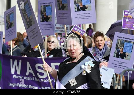 Manchester UK 3. Oktober 2017 eine Gruppe von hauptsächlich Frauen protestieren außerhalb dem Parteitag der Konservativen in Manchester gegen die Verzögerung bei Frauen, die die staatliche Rente in einem späteren Alter stattfindet. Viele, die erwartet hatten, es bei 60 Jahren zu empfangen und hatte die Pläne auf dieser Grundlage gebildet werden zu müssen, zu warten, bis Sie 66 sind. Sie haben heute zu protestieren, wie die Renten in der heutigen Tagesordnung auf der Konferenz. Sie haben aus dem ganzen Land kommen, weil der Sinn des Gefühls über die Ungerechtigkeit. Quelle: John Fryer/Alamy leben Nachrichten Stockfoto