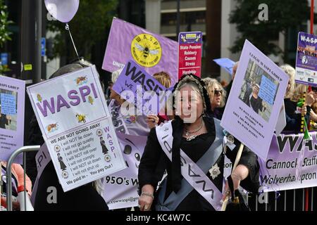 Manchester UK 3. Oktober 2017 eine Gruppe von hauptsächlich Frauen protestieren außerhalb dem Parteitag der Konservativen in Manchester gegen die Verzögerung bei Frauen, die die staatliche Rente in einem späteren Alter stattfindet. Viele, die erwartet hatten, es bei 60 Jahren zu empfangen und hatte die Pläne auf dieser Grundlage gebildet werden zu müssen, zu warten, bis Sie 66 sind. Sie haben heute zu protestieren, wie die Renten in der heutigen Tagesordnung auf der Konferenz. Sie haben aus dem ganzen Land kommen, weil der Sinn des Gefühls über die Ungerechtigkeit. Quelle: John Fryer/Alamy leben Nachrichten Stockfoto