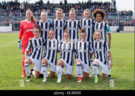 Juventus Mannschaft Gruppe Line-up, 30. SEPTEMBER 2017 - Fußball: Juventus team Group Shot (obere Reihe - L bis R) Laura Giuliani, Sanni Franssi, Martina Rosucci, Aurora Galli, Cecilia Salvai, Sara Gama, (Untere Reihe - L bis R) Barbara Bonansea, Tuija Hyyrynen, Lisa Boattin, Arianna Caruso und Benedetta Glionna vor der italienischen Frauen Serie ein Match zwischen Atalanta Mozzanica CFD 0-3 Juventus im Stadio Comunale in Mozzanica, Italien. (Foto von Maurizio Borsari/LBA) Stockfoto