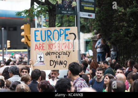 Barcelona, Spanien. 3. Okt 2017. Katalonien Referendum. Studenten des Ramon Llull Schule protestieren gegen die letzten Vorfälle des Referendums. Quelle: David Ortega Baglietto/Alamy leben Nachrichten Stockfoto