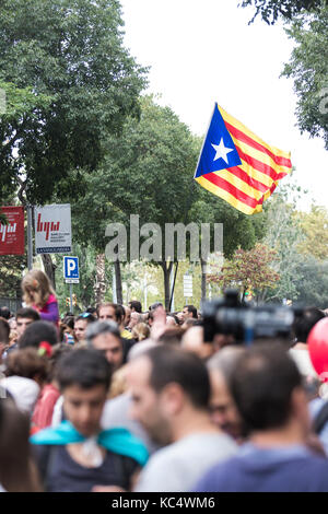 Barcelona, Spanien. 3. Okt 2017. Katalonien Referendum. Studenten des Ramon Llull Schule protestieren gegen die letzten Vorfälle des Referendums. Quelle: David Ortega Baglietto/Alamy leben Nachrichten Stockfoto