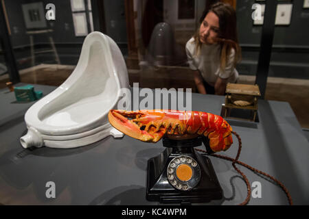 London, Großbritannien. 03 Okt, 2017. Marcel Duchamps Fountain, 1917/1964 und Salvador Dalís Hummer Telefon 1938 - Dalí/Duchamp an der Königlichen Akademie der Künste. Es ist die erste Ausstellung, die Kunst dieser berühmte Künstler im Dialog zu präsentieren. Marcel Duchamp (1887 - 1968) und Salvador Dalí (1904 - 1989) sind in der Regel als Gegensätze, in fast jeder Hinsicht gesehen, doch sie gemeinsame Haltungen zu Kunst und Leben, sind in ihren jeweiligen Oeuvres auf vielen Ebenen manifestiert. Dalí/Duchamp läuft an der Königlichen Akademie der Künste vom 7. Oktober 2017 - vom 3. Januar 2018. Credit: Guy Bell/Alamy leben Nachrichten Stockfoto