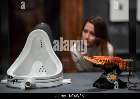 London, Großbritannien. 03 Okt, 2017. Marcel Duchamps Fountain, 1917/1964 und Salvador Dalís Hummer Telefon 1938 - Dalí/Duchamp an der Königlichen Akademie der Künste. Es ist die erste Ausstellung, die Kunst dieser berühmte Künstler im Dialog zu präsentieren. Marcel Duchamp (1887 - 1968) und Salvador Dalí (1904 - 1989) sind in der Regel als Gegensätze, in fast jeder Hinsicht gesehen, doch sie gemeinsame Haltungen zu Kunst und Leben, sind in ihren jeweiligen Oeuvres auf vielen Ebenen manifestiert. Dalí/Duchamp läuft an der Königlichen Akademie der Künste vom 7. Oktober 2017 - vom 3. Januar 2018. Credit: Guy Bell/Alamy leben Nachrichten Stockfoto