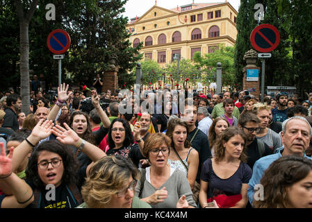 Barcelona, Spanien. 03 Okt, 2017. Protest vor der Schule "Ramon Llull', einer der Orte, die mehr Polizei Repression während des katalanischen Unabhängigkeit Referendum am vergangenen Sonntag empfing, in Barcelona, Spanien, 03. Oktober 2017. Nach dem umstrittenen Referendum in Katalonien, der Regionalregierung von Puigdemont bereitet sich auf die Abspaltung von Spanien, nach eigenen Angaben. Quelle: dpa Picture alliance/Alamy leben Nachrichten Stockfoto