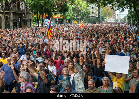 Barcelona, Spanien. 03 Okt, 2017. Pro seprataists der katalanischen Unabhängigkeit Volksabstimmung Protest in der Nähe der Schule "Ramon Llull', einer der Orte, die mehr Polizei Repression während des katalanischen Unabhängigkeit Referendum am vergangenen Sonntag empfing, in Barcelona, Spanien, 03. Oktober 2017. Nach dem umstrittenen Referendum in Katalonien, der Regionalregierung von Puigdemont bereitet sich auf die Abspaltung von Spanien, nach eigenen Angaben. Am Dienstag, Gewerkschaften und andere Organisationen aufgerufen, einen Streik aus Protest gegen das harte Vorgehen der Polizei in Katalonien. Stockfoto